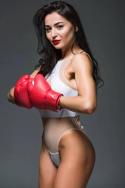 Sexy Atlética Mujer Leotardo Blanco Guantes Boxeo Aislados Gris — Foto de Stock