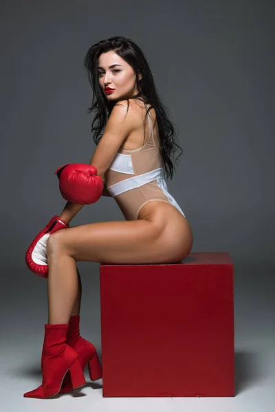 Side View Sexy Sportive Woman White Leotard Boxing Gloves Sitting — Free Stock Photo