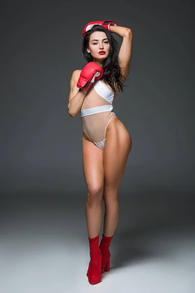 Sexy Atraente Esportivo Mulher Branco Leotard Boxe Luvas Posando Cinza — Fotografia de Stock