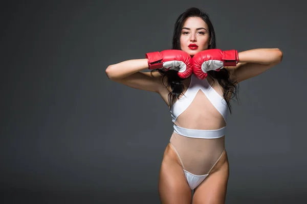Sexy Mujer Deportiva Maillot Blanco Guantes Boxeo Aislados Gris — Foto de Stock