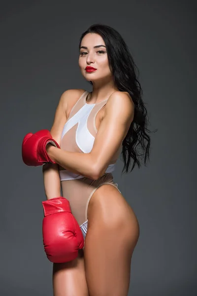 Retrato Mujer Deportiva Sexy Maillot Blanco Guantes Boxeo Aislados Gris —  Fotos de Stock