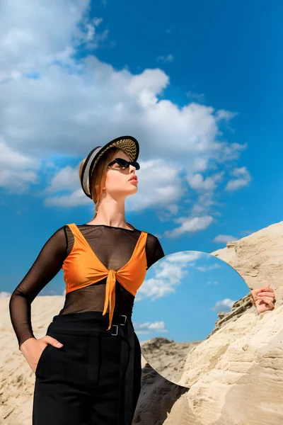 Menina Atraente Óculos Sol Elegantes Posando Com Espelho Redondo — Fotografia de Stock