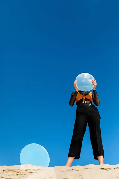 Modelo Elegante Segurando Espelho Com Reflexão Céu Frente Cara — Fotografia de Stock