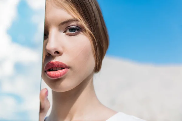 Jonge Mooie Vrouw Poseren Met Spiegel Met Reflectie Voor Sky — Stockfoto