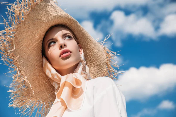 时尚漂亮的女孩摆在时髦的丝绸围巾和草帽 — 图库照片