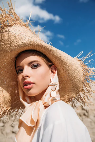 Hermosa Chica Elegante Posando Bufanda Seda Moda Sombrero Paja —  Fotos de Stock