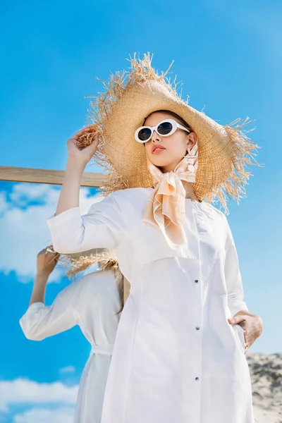 Menina Elegante Posando Óculos Sol Elegantes Roupas Brancas Cachecol Chapéu — Fotografia de Stock