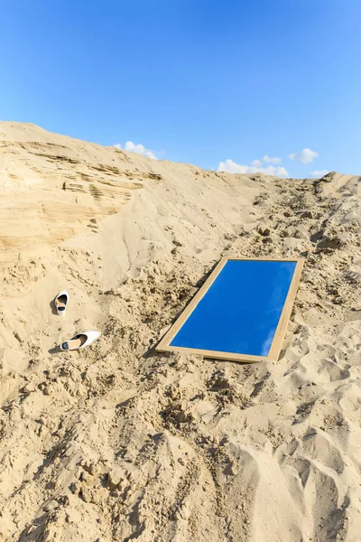 Sand Dune Stylish Shoes Mirror Reflection Blue Sky — Stock Photo, Image