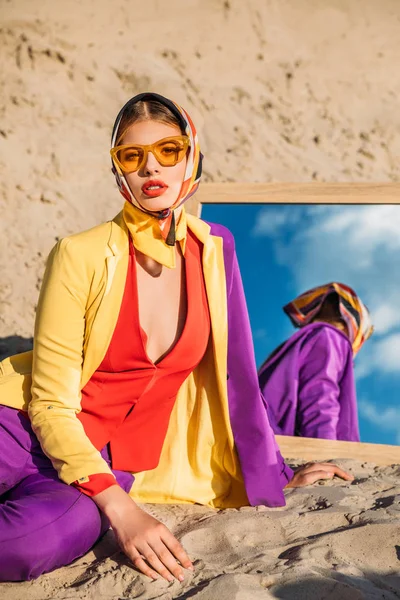 Krásný Model Barevné Módní Oblečení Lodě Poblíž Zrcadlo Písečné Duně — Stock fotografie