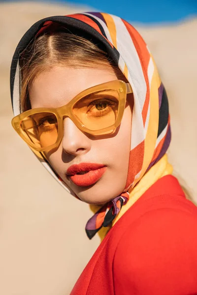 Elegante Chica Atractiva Posando Gafas Sol Amarillas Bufanda Seda — Foto de Stock