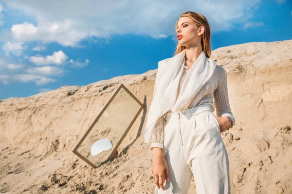 Όμορφη Κοπέλα Ποζάρει Λευκά Ρούχα Μαντήλι Κοντά Καθρέφτη Στην Άμμο — Φωτογραφία Αρχείου