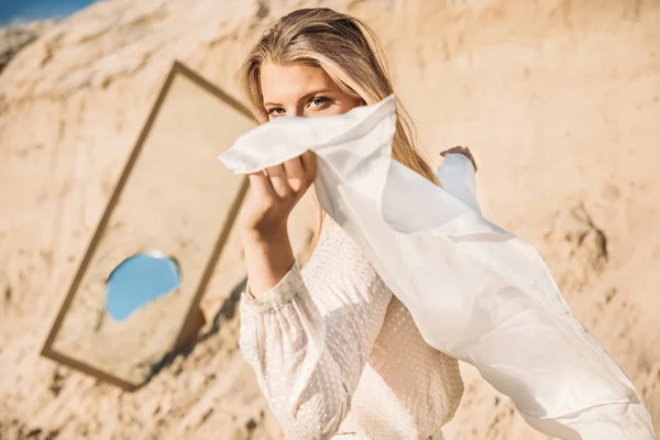 Snygg Kvinna Poserar Vita Kläder Med Sidenscarf Nära Spegel Sand — Stockfoto