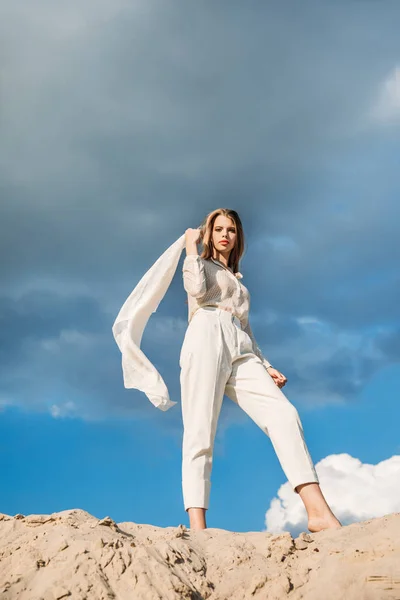Hermosa Mujer Elegante Ropa Blanca Con Bufanda Caminando Duna Arena — Foto de Stock