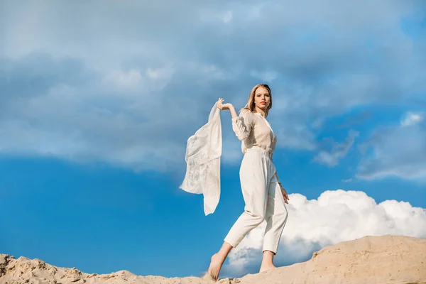 Bela Menina Moda Roupas Brancas Com Cachecol Andando Duna Areia — Fotografia de Stock