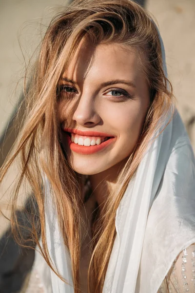 Aantrekkelijke Blonde Vrolijk Meisje Witte Zijden Sjaal Camera Kijken — Stockfoto
