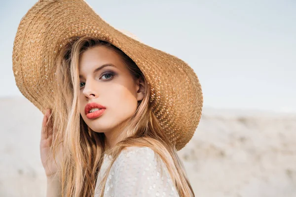 Atractiva Chica Rubia Posando Sombrero Paja Moda — Foto de Stock