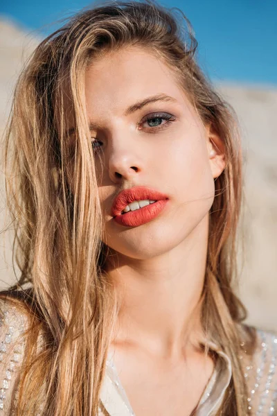 Portret Van Aantrekkelijke Blonde Meisje Poseren Voor Mode Shoot — Stockfoto