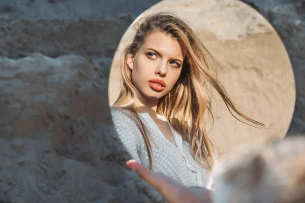 Spiegelbild Der Schönen Blonden Jungen Frau Runden Spiegel — Stockfoto