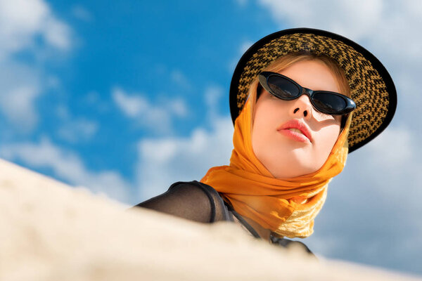 Beautiful Girl Trendy Sunglasses Stylish Hat — Stock Photo, Image