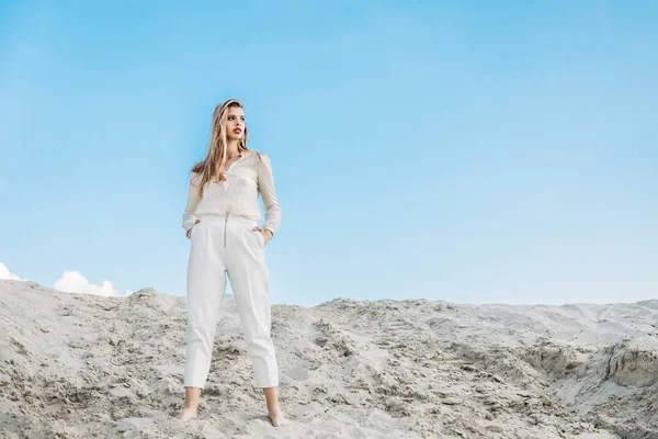 Молодая Элегантная Женщина Белой Одежде Позирует Песчаной Дюне Голубым Небом — стоковое фото