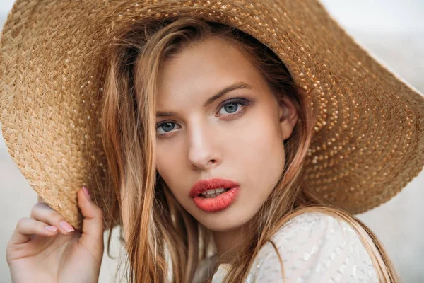 Hermosa Chica Moda Posando Sombrero Paja — Foto de Stock