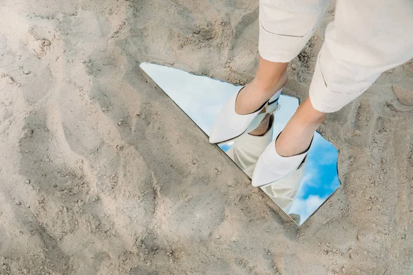 Lage Sectie Van Meisje Permanent Stuk Spiegel Met Weerspiegeling Van — Stockfoto