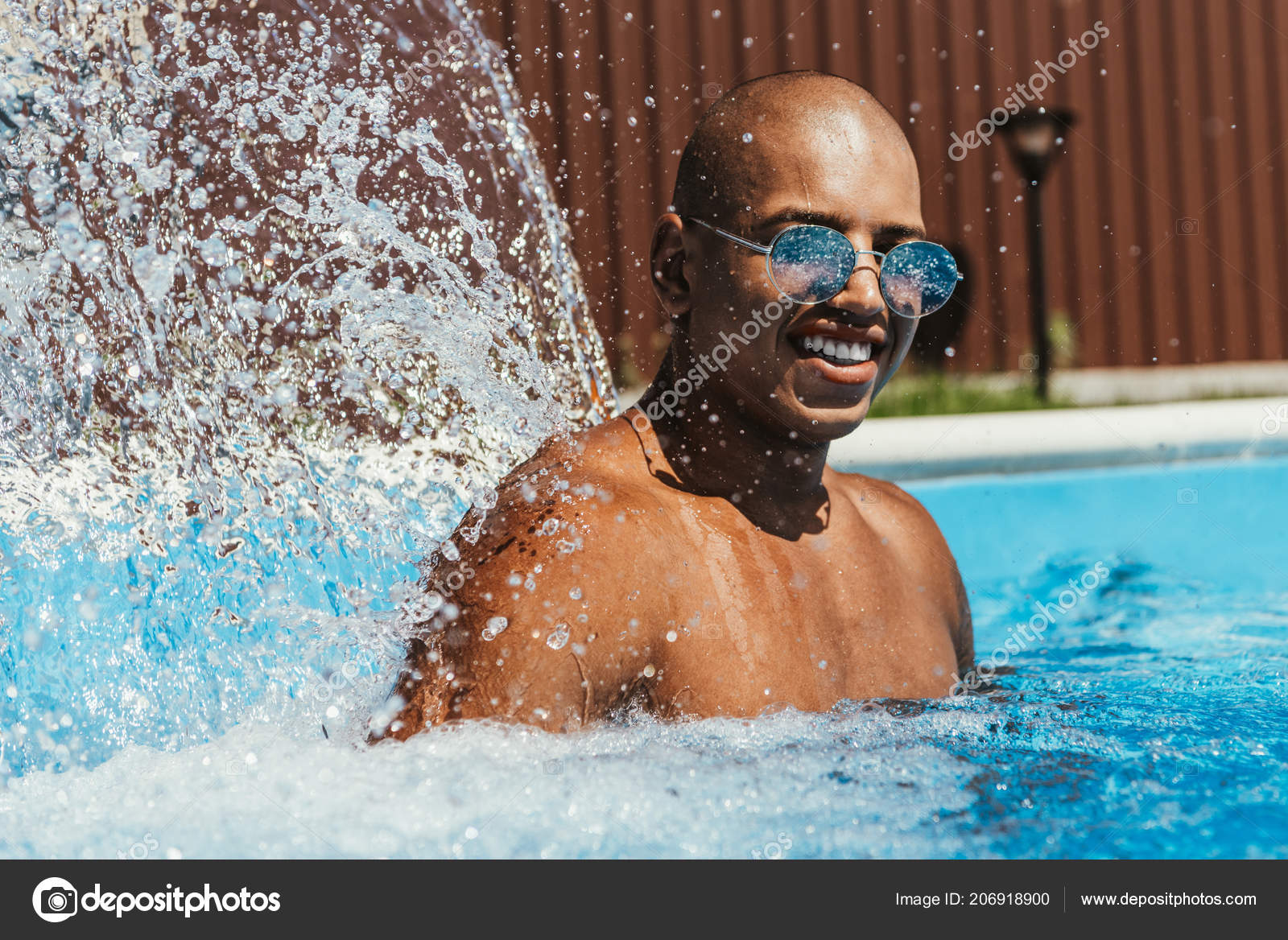 Sonriente Hombre Afroamericano Gafas Sol Pie Piscina Con Salpicaduras:  fotografía de stock © AllaSerebrina #206918900