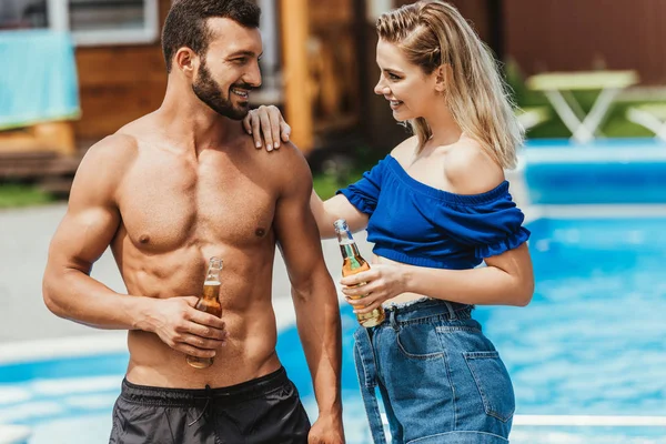 Joven Pareja Hablando Follando Botellas Cerveza Piscina —  Fotos de Stock