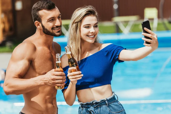 Smiling Couple Bottles Beer Taking Selfie Smartphone — Stock Photo, Image