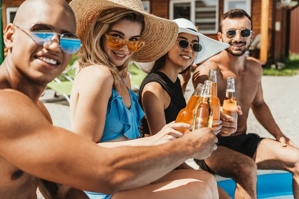 Happy Multietniskt Vänner Spottar Med Flaskor — Stockfoto