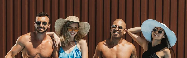 Amigos Multiétnicos Felizes Óculos Sol Chapéus Palha Verão — Fotografia de Stock