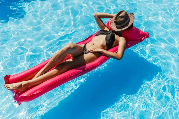 Young Woman Black Swimsuit Straw Hat Sunbathing Pink Inflatable Mattress — Stock Photo, Image