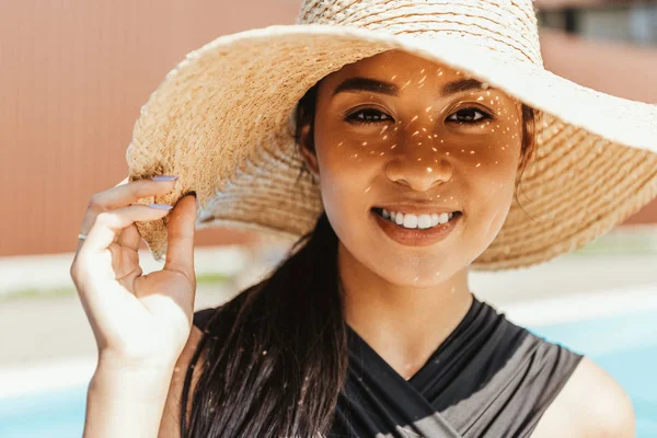 Fată Asiatică Fericită Costum Baie Pălărie Paie — Fotografie, imagine de stoc