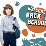 Colegial sosteniendo la mochila y mirando a la cámara aislada en blanco, con letras de "bienvenido de vuelta a la escuela"