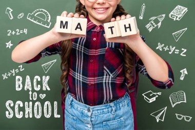 yazı okula çuval ahşap küpleri ile kelime matematik blackboard sırt ile yakın tutarak kırpılmış görüntü