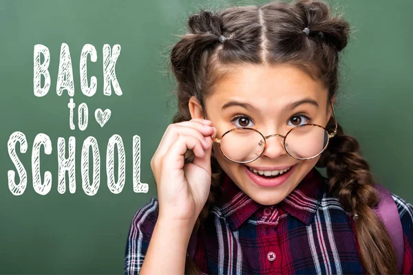 Retrato Criança Idade Escolar Olhando Acima Óculos Perto Quadro Negro — Fotografia de Stock