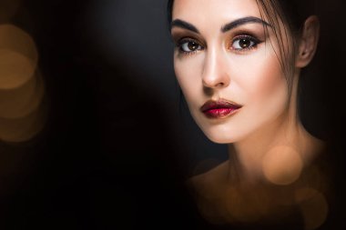 siyah altın bokeh ile poz makyaj ile çekici kadın portresi