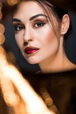 siyah altın bokeh ile poz makyaj ile şık bir moda model