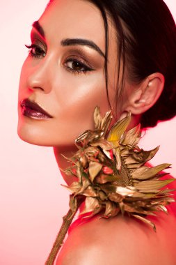 Altın ayçiçeği ile güzel kız portresi, kırmızı resim tonda.