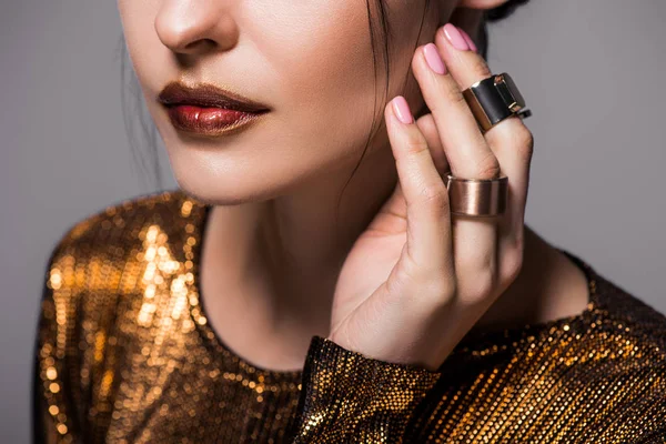 Vista Recortada Del Modelo Posando Ropa Dorada Con Anillos Mano — Foto de Stock