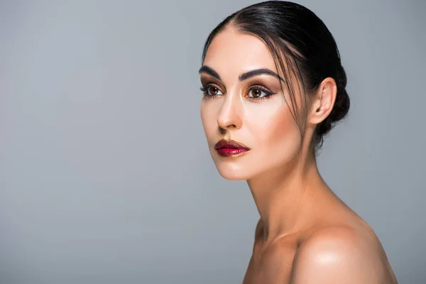 Porträtt Attraktiva Naken Modell Med Makeup Isolerad Grå — Stockfoto