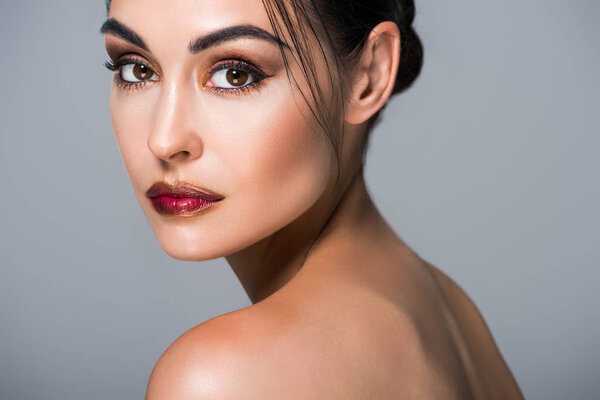 портрет стильной красивой модели, изолированной на сером
 