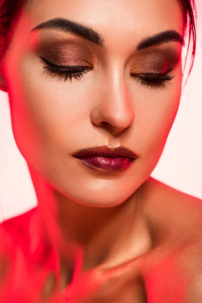 Retrato Hermosa Chica Con Los Ojos Cerrados Maquillaje Rojo Imagen — Foto de stock gratis