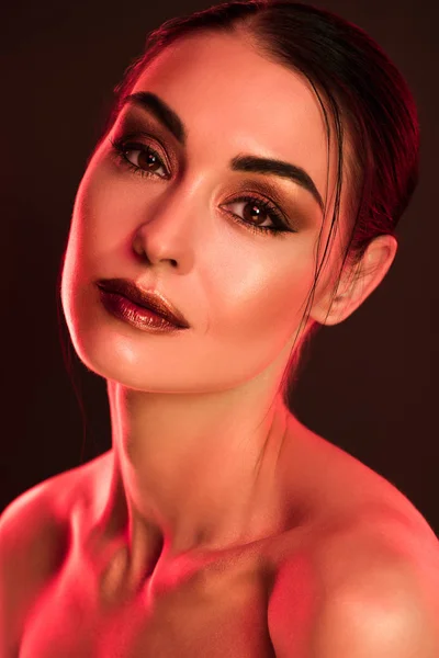 Güzel Model Makyaj Moda Çekimi Kırmızı Tonlu Resim Için Poz — Ücretsiz Stok Fotoğraf
