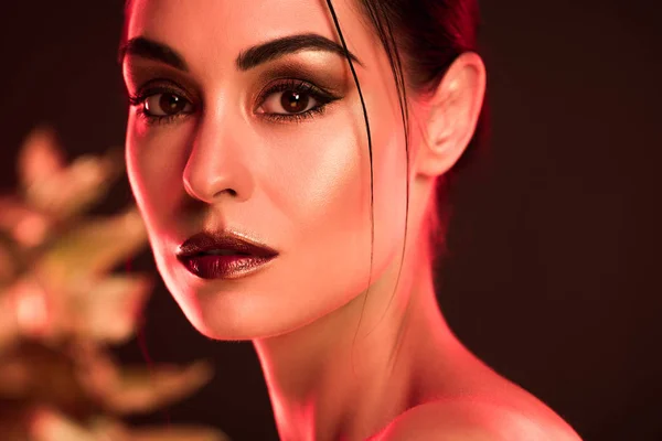 Retrato Hermosa Chica Con Maquillaje Imagen Tonificada Roja — Foto de Stock