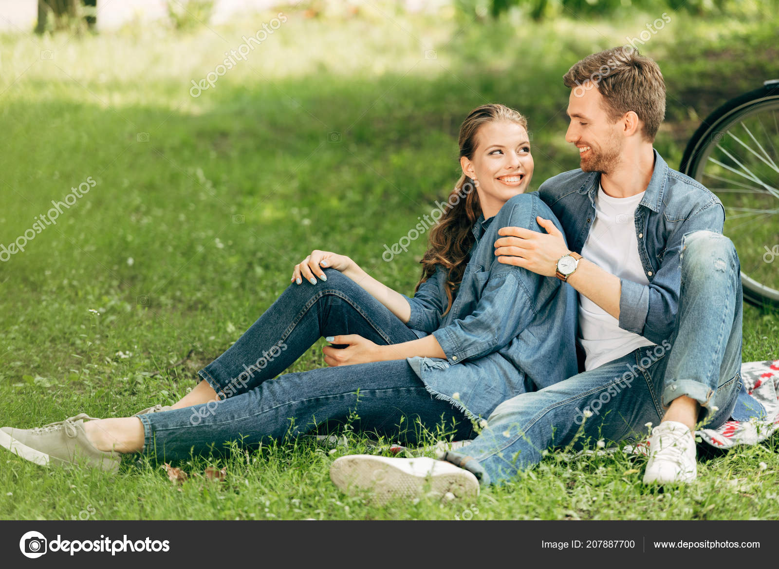 Lindo Jovem Casal Está Descansando Em Um Xadrez No Parque, Cara Está  Ensinando Sua Namorada Como Tocar Guitarra Foto Royalty Free, Gravuras,  Imagens e Banco de fotografias. Image 89819758