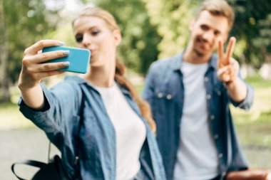 güzel genç çift alma selfie birlikte Park