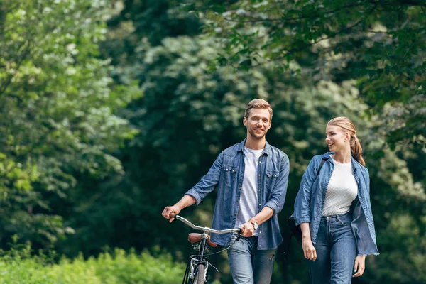 Smiling Young Couple Walking Park Vintage Bicycle — Free Stock Photo