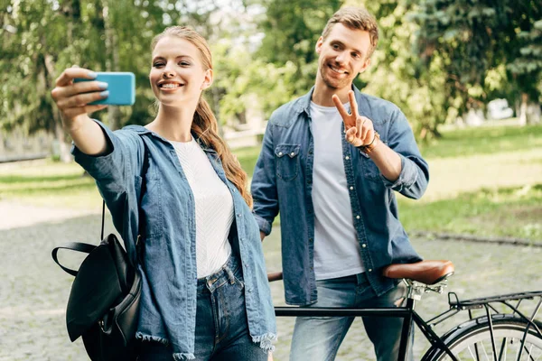 Hermosa Pareja Joven Con Bicicleta Vintage Tomar Selfie Juntos Parque — Foto de stock gratis