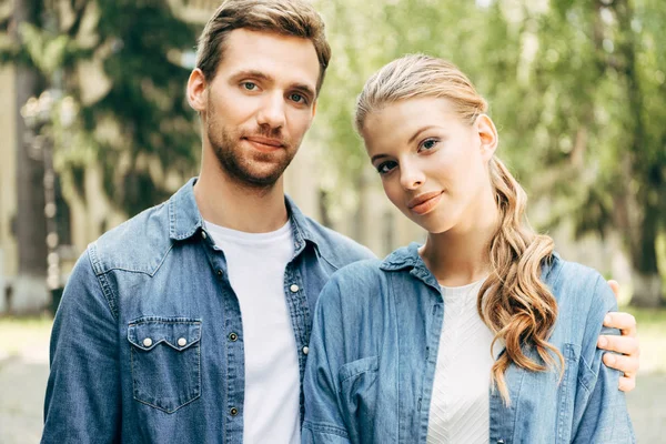 Beautiful Young Couple Looking Camera Together Park — Free Stock Photo